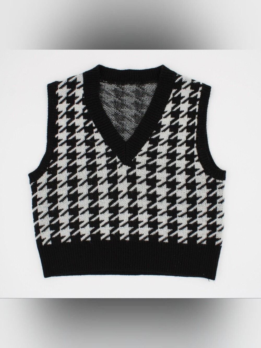 Black & White Sweater Vest – Junior Women’s M – Sleeveless